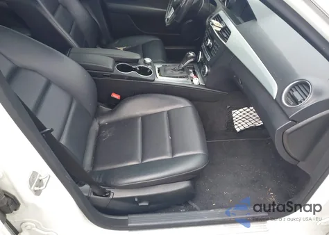 2014 Mercedes-Benz C 300 Luxury 4Matic/Sport 4Matic z USA, uszkodzony, nr VIN WDDGF8AB4EA947402